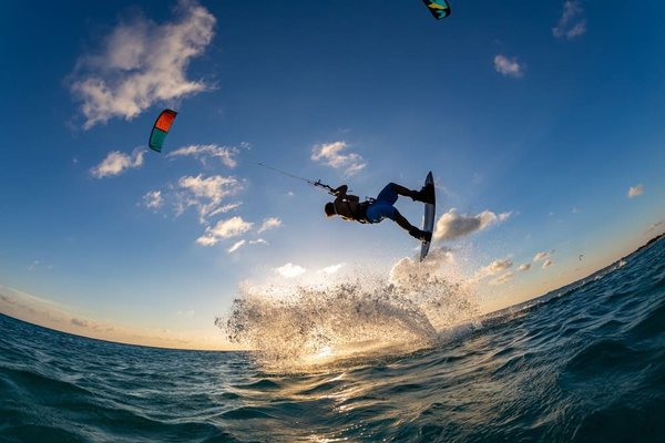 Kitesurf à macabou : conditions légales, techniques possibles et les équipements essentiels